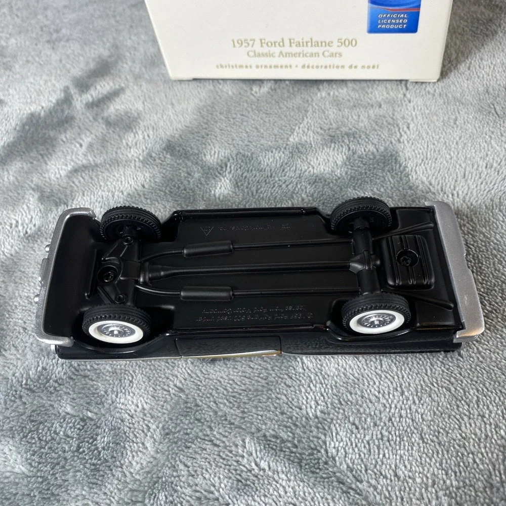 Hallmark 2007 Keepsake 1957 FORD FAIRLANE 500 Classic American Cars Ornament